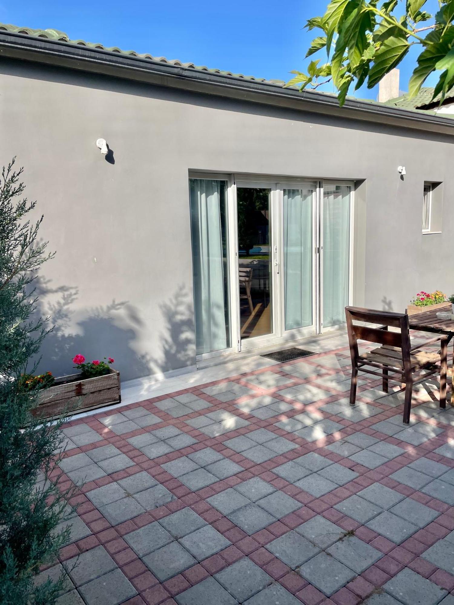 Pool Guesthouse Corinth Bagian luar foto