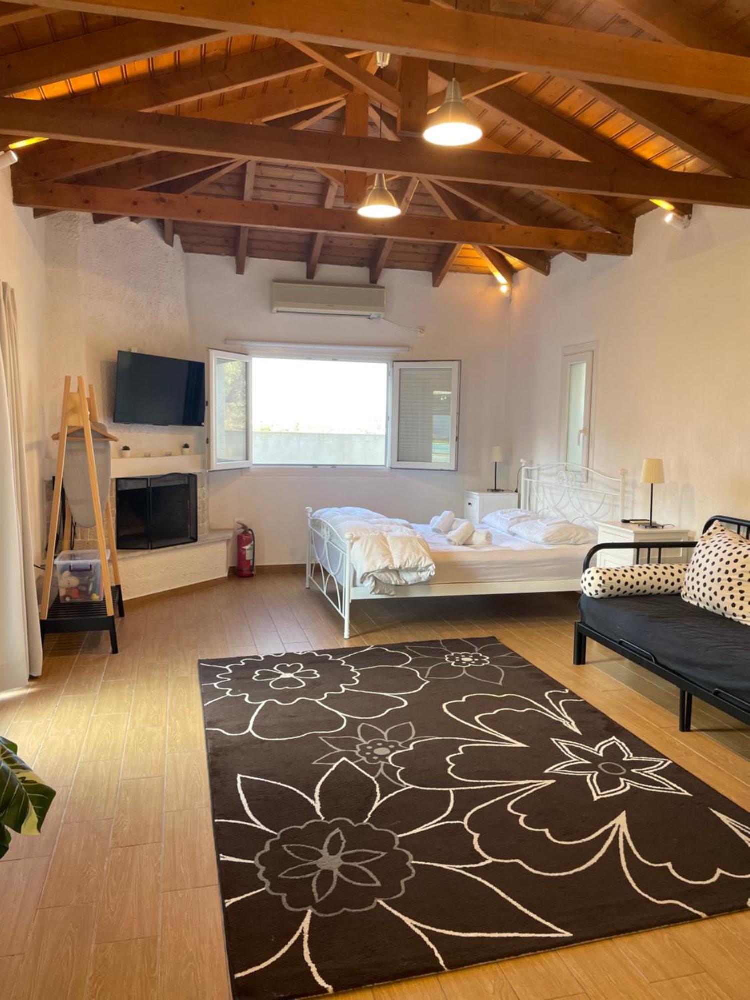 Pool Guesthouse Corinth Bagian luar foto